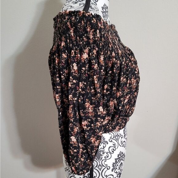 American eagle small black‎ floral crop top - Picture 2 of 7